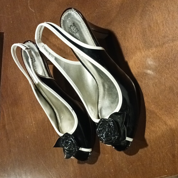 Impressive Black and White Open Toe Slingbacks Heels by Anne Klein  Size 10M - Picture 3 of 11